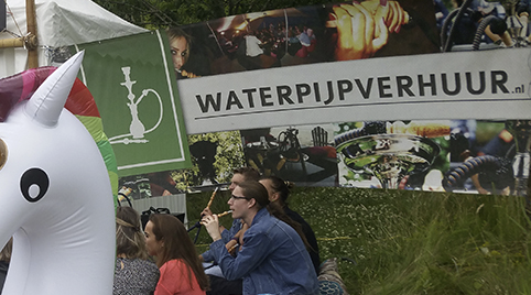 Waterpijp te huur met bijzettafeltjes